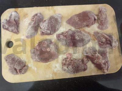 Vištienos kepenėlės, troškintos piene Žingsnis 2