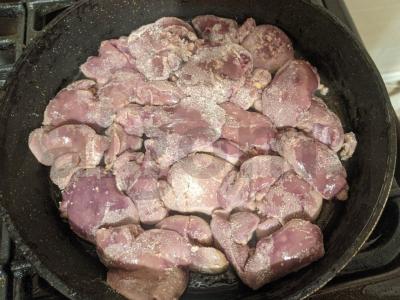 Vištienos kepenėlės, troškintos piene Žingsnis 3