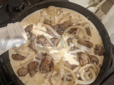 Vištienos kepenėlės, troškintos piene Žingsnis 5