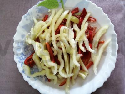 Salotos iš paprikos ir morkų „Korėjietiškai“ Žingsnis 2