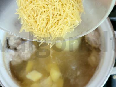 Skani sriuba su meatballs ir vermišeliu Žingsnis 4