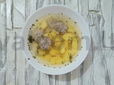 Skani sriuba su meatballs ir vermišeliu pagrindine nuotrauka