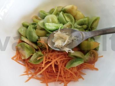 Korėjietiška salotos su žaliais pomidorais ir morkomis Žingsnis 3