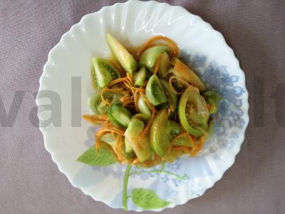 Korėjietiška salotos su žaliais pomidorais ir morkomis pagrindine nuotrauka