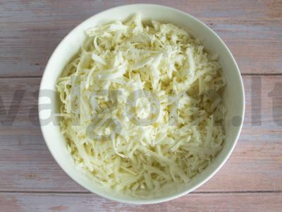 Karšti sumuštiniai su Adygei sūriu ir žolelėmis Žingsnis 1