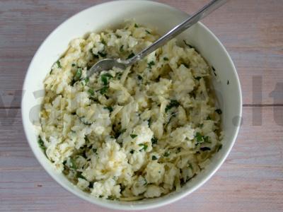 Karšti sumuštiniai su Adygei sūriu ir žolelėmis Žingsnis 5