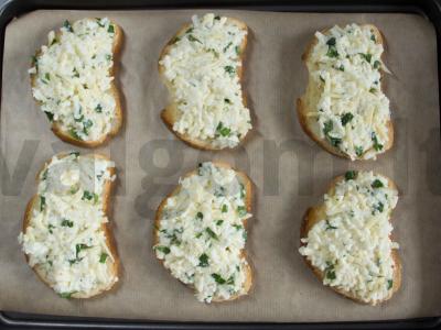 Karšti sumuštiniai su Adygei sūriu ir žolelėmis Žingsnis 6