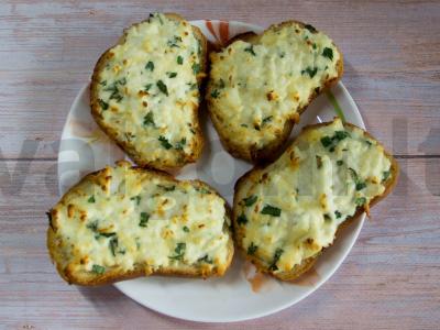 Karšti sumuštiniai su Adygei sūriu ir žolelėmis pagrindine nuotrauka