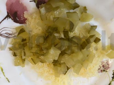 Įdaryti kiaušiniai su sūriu ir marinuotais agurkais Žingsnis 2