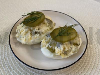 Įdaryti kiaušiniai su sūriu ir marinuotais agurkais pagrindine nuotrauka
