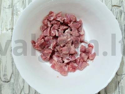 Kvapnus kiaulienos troškinys puoduose Žingsnis 1