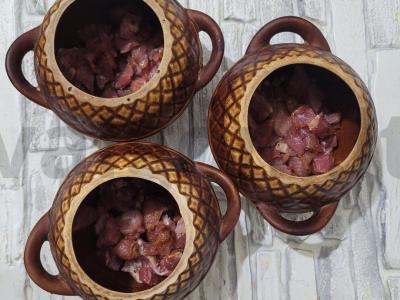 Kvapnus kiaulienos troškinys puoduose Žingsnis 2