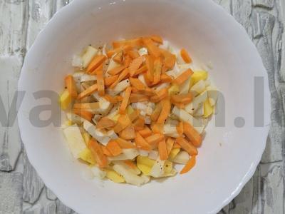 Kvapnus kiaulienos troškinys puoduose Žingsnis 4