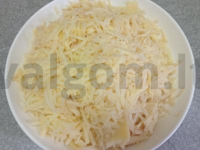 Bulviniai blynai su svogūnais, sūriu ir sūdyta žuvimi Žingsnis 1