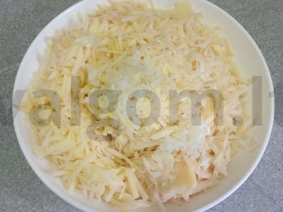 Bulviniai blynai su svogūnais, sūriu ir sūdyta žuvimi Žingsnis 2