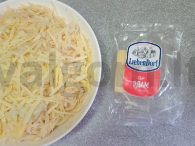 Bulviniai blynai su svogūnais, sūriu ir sūdyta žuvimi Žingsnis 3