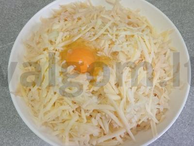 Bulviniai blynai su svogūnais, sūriu ir sūdyta žuvimi Žingsnis 4