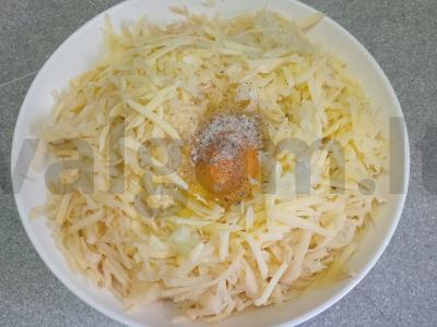 Bulviniai blynai su svogūnais, sūriu ir sūdyta žuvimi Žingsnis 5