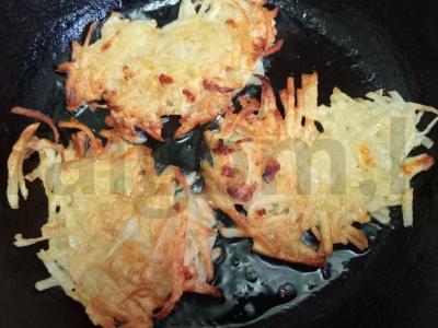 Bulviniai blynai su svogūnais, sūriu ir sūdyta žuvimi Žingsnis 9