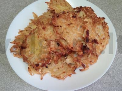 Bulviniai blynai su svogūnais, sūriu ir sūdyta žuvimi Žingsnis 10