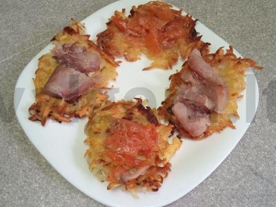 Bulviniai blynai su svogūnais, sūriu ir sūdyta žuvimi pagrindine nuotrauka