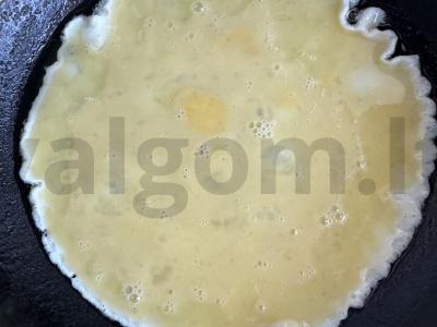 Karštas sumuštinis su kiaušiniais ir sūriu Žingsnis 2