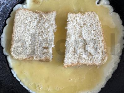 Karštas sumuštinis su kiaušiniais ir sūriu Žingsnis 3