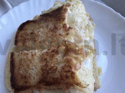 Karštas sumuštinis su kiaušiniais ir sūriu pagrindine nuotrauka