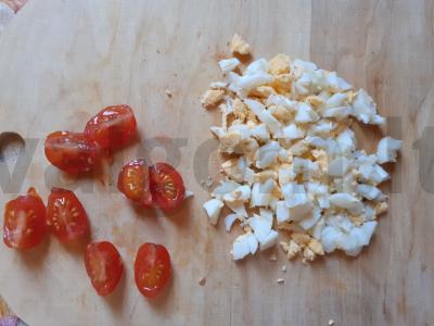 Sumuštiniai su šprotų, vyšnių pomidorų ir kiaušiniu Žingsnis 1