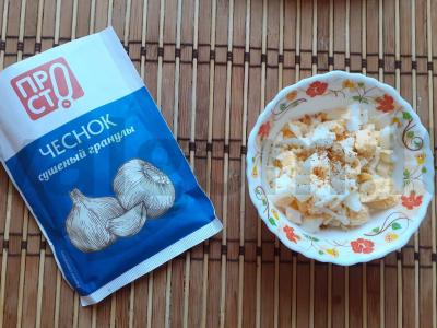 Sumuštiniai su šprotų, vyšnių pomidorų ir kiaušiniu Žingsnis 2