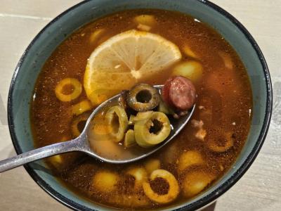 Sūris su rūkytomis dešromis pietums pagrindine nuotrauka