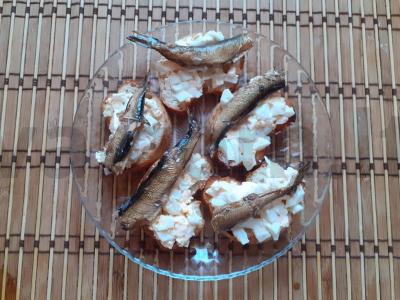 Sumuštiniai su šprotų, vyšnių pomidorų ir kiaušiniu Žingsnis 4