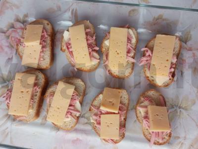 Karšti sumuštiniai su doktorine dešra pagrindine nuotrauka