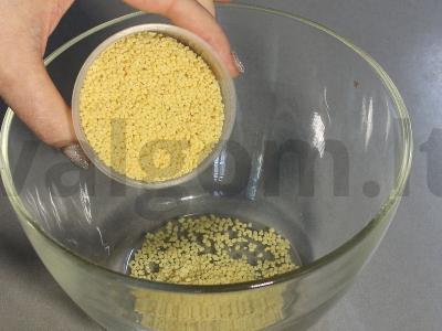 Šiltas salotas su kuskusu, agurku ir gaudos sūriu Žingsnis 1