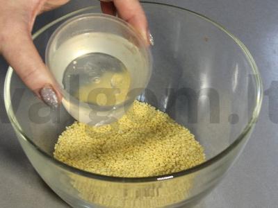 Šiltas salotas su kuskusu, agurku ir gaudos sūriu Žingsnis 2