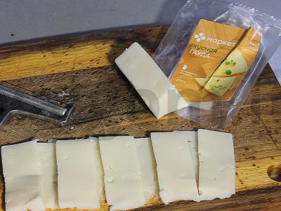 Šiltas salotas su kuskusu, agurku ir gaudos sūriu Žingsnis 5