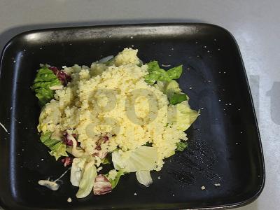 Šiltas salotas su kuskusu, agurku ir gaudos sūriu Žingsnis 10