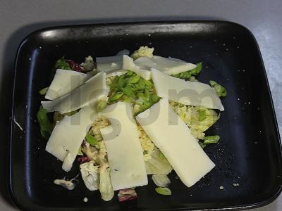 Šiltas salotas su kuskusu, agurku ir gaudos sūriu Žingsnis 11