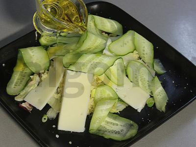 Šiltas salotas su kuskusu, agurku ir gaudos sūriu Žingsnis 12