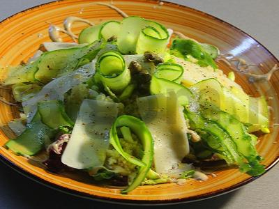 Šiltas salotas su kuskusu, agurku ir gaudos sūriu pagrindine nuotrauka