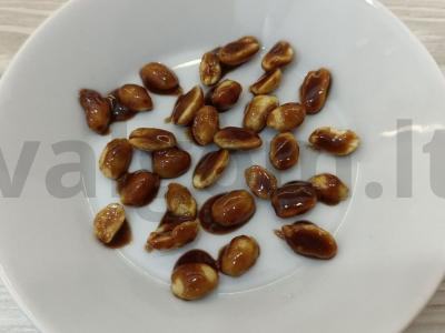 Sūdyti žemės riešutai šokolade pagrindine nuotrauka