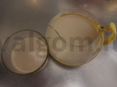 Pieno gėrimas su cikorija ir karamele pagrindine nuotrauka