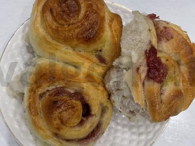 Minkštųjų varškės sraigės su braškėmis pagrindine nuotrauka