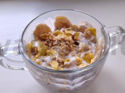 Desertas su bananais, kukurūzų dribsniais ir grietinės kremu pagrindine nuotrauka