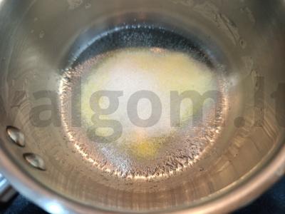 Manų košė be laktozės pieno su spanguolėmis ir graikiniais riešutais Žingsnis 1