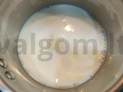 Manų košė be laktozės pieno su spanguolėmis ir graikiniais riešutais Žingsnis 2