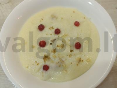 Manų košė be laktozės pieno su spanguolėmis ir graikiniais riešutais pagrindine nuotrauka