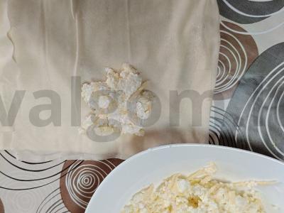 Filo tešlos ritinėliai su varške ir sūriu Žingsnis 4