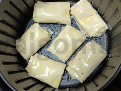 Filo tešlos ritinėliai su varške ir sūriu Žingsnis 5