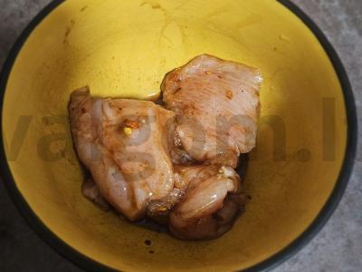 Krisčiai salotas su vištienos filė ir sojų padažu Žingsnis 1